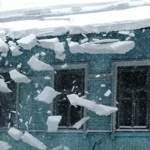 Взыскание ущерба при падении снега и льда с крыши в Екатеринбурге